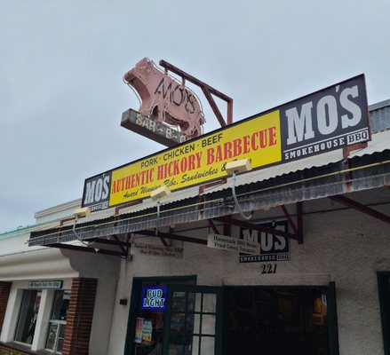 Mo's SmokeHouse BBQ by null