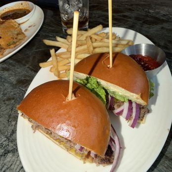 Earls Kitchen + Bar - Classic burger - New American Near Me - Miami, Florida Earls Kitchen + Bar - Classic burger - New American Near Me - Miami, Florida