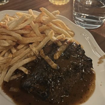 Le Crocodile - steak frites au poivre - French Near Me - Brooklyn, New York