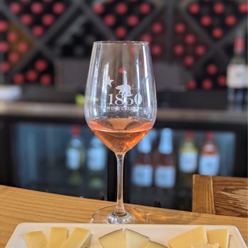 1850 Wine Cellars - a plate of cheese and crackers - Wine Tasting Room Near Me - Placerville, California 1850 Wine Cellars - a plate of cheese and crackers - Wine Tasting Room Near Me - Placerville, California