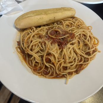 Villaggio's Italian Eatery - Spaghetti with marinara and meat sauce - Pubs Near Me - Lebanon, Ohio Villaggio's Italian Eatery - Spaghetti with marinara and meat sauce - Pubs Near Me - Lebanon, Ohio