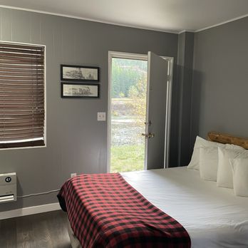 River Edge Resort Motel - Bedroom with door that opens right on to the river. Cute place. Rooms way nicer than the outside would make you think. - Hotels Near Me - Alberton, Montana River Edge Resort Motel - Bedroom with door that opens right on to the river. Cute place. Rooms way nicer than the outside would make you think. - Hotels Near Me - Alberton, Montana