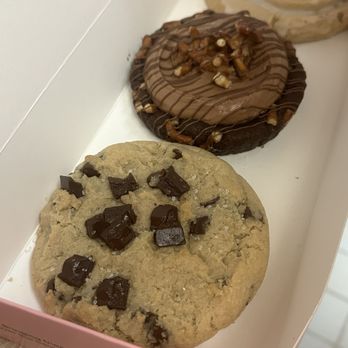 Crumbl - Elk Grove - Semi sweet chocolate chip, chocolate covered pretzel pie, honey bun. Line up from June 24-29, 2024 - Bakeries Near Me - Elk Grove, California Crumbl - Elk Grove - Semi sweet chocolate chip, chocolate covered pretzel pie, honey bun. Line up from June 24-29, 2024 - Bakeries Near Me - Elk Grove, California