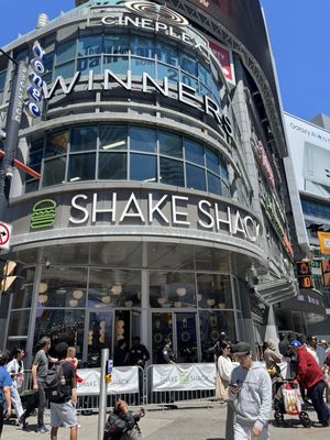 Shake Shack - Yonge & Dundas by null