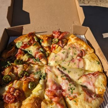 R+D Kitchen - Half and half - Hawaiian and fontina ham pizza - New American Near Me - Yountville, California R+D Kitchen - Half and half - Hawaiian and fontina ham pizza - New American Near Me - Yountville, California