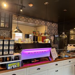 Zinneken's - Harvard Square - Inside counter
