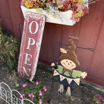 Willowbrook Apple Farm - Outside decor - Pick Your Own Farms Near Me - Oak Glen, California Willowbrook Apple Farm - Outside decor - Pick Your Own Farms Near Me - Oak Glen, California