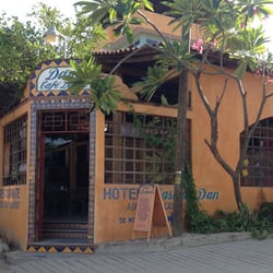 Dan's Café Deluxe - We searched between streets and it is tucked away on the crest of a hill but turn around, and you see the Puerto Escondido beach below you-