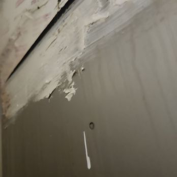 Invitation Homes - Another angle of the seam shows clear condensation and separation. - Property Management Near Me - Tampa, Florida Invitation Homes - Another angle of the seam shows clear condensation and separation. - Property Management Near Me - Tampa, Florida