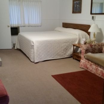 Colonial Motel - Comfy bed, great pillows. - Hotels Near Me - Manistique, Michigan