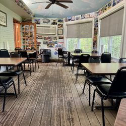 Smokey Pig Bar-B Q - Back dining room overlooking the river