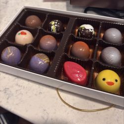 Lily & Sparrow - A 12-piece, pick your own box. We chose a few duplicates as well as two Easter designs. Super creative, ever more delicious!