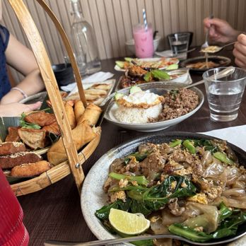 Zab Bite - Pad see ew, pad kra pao, assorted platter - Thai Near Me - Vancouver, British Columbia Zab Bite - Pad see ew, pad kra pao, assorted platter - Thai Near Me - Vancouver, British Columbia