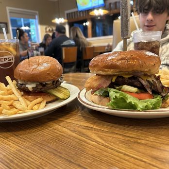 Mountain Oaks Cafe - lumberjack burger, compared to regular burger both huge - American Near Me - Oakhurst, California