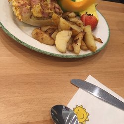 Chez Cora - Omelette with fresh fruit