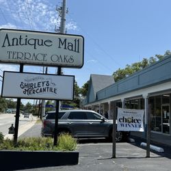 Terrace Oaks Antique Mall - Look for this, and back-up so you can pull out!