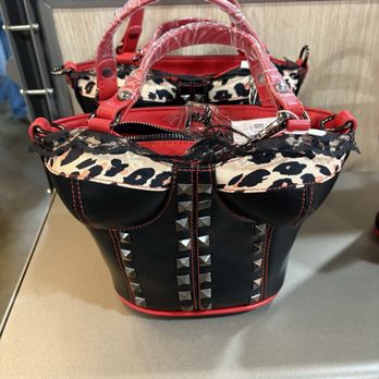 Dollys Tennessean Travel Stop - Dolly purse - Barbeque Near Me - Cornersville, Tennessee