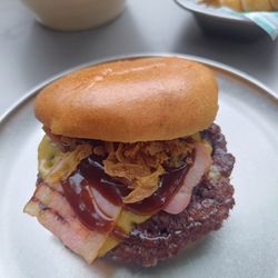 Timesburg - La Rodeo Smash.
Doble patty de vacuno smash, bacon, doble chedar, cebolla crispy, salsa BBQ y mayonesa Timesburg