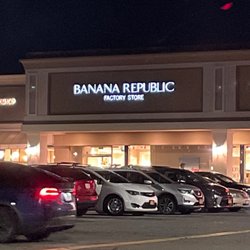 Banana Republic Factory Store - Lots of parking spaces.