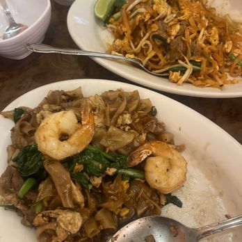 Simi Thai Cuisine - Tri tip pad Thai and combination pad see-ew - Thai Near Me - Simi Valley, California Simi Thai Cuisine - Tri tip pad Thai and combination pad see-ew - Thai Near Me - Simi Valley, California