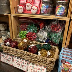 Lockwood Jackson Heights - Holiday ornaments