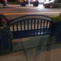 BYRNE PLAZA - Comfortable bench seating