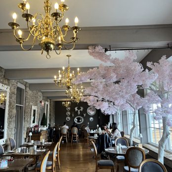 Flour Mill Scratch Kitchen Restaurant - Interior - Canadian (New) Near Me - Niagara Falls, Ontario