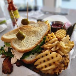 AZ88 - Chicken BLT with waffle fries