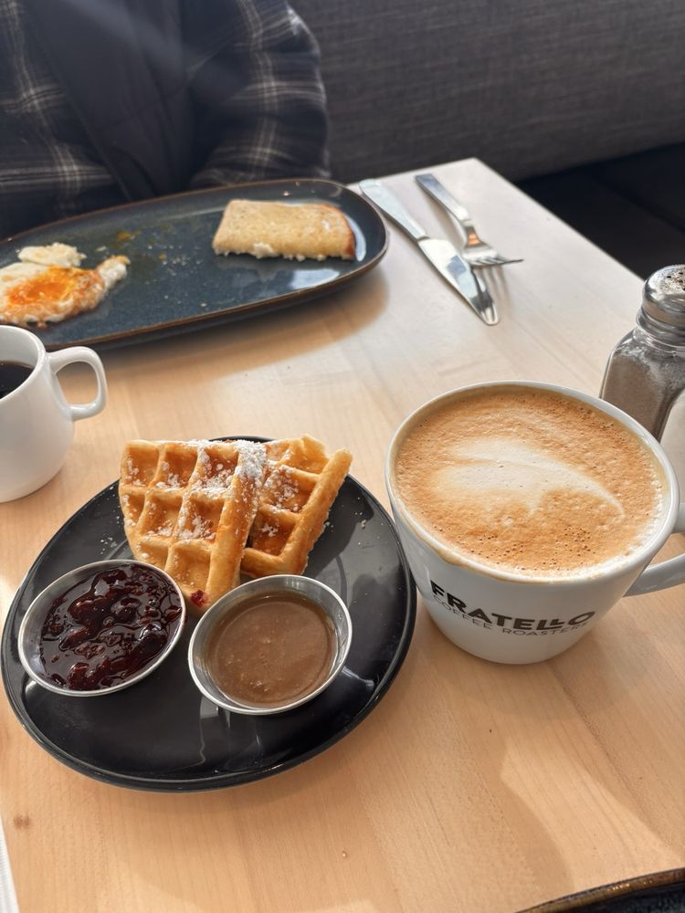 The Bro’Kin Yolk Logo