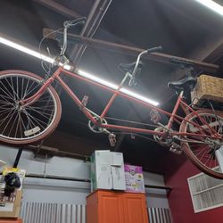 Red Tandem Brewery - Awesome little nano brewery with a great selection of tasty craft beers. Super friendly staff, chill vibe and other cool stuff, like trivia.