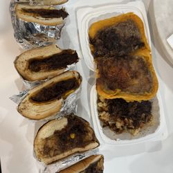 The only thing that's correct in this picture is the Jerk Chicken Mac & Cheese (white container).