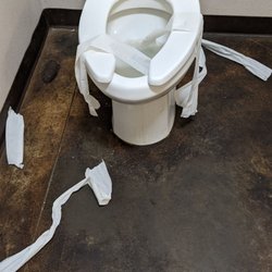 DaRoos Pizza - Nasty bathroom