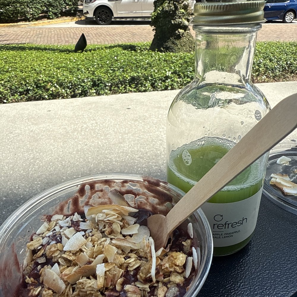 Açaí bowl and Refresh juice