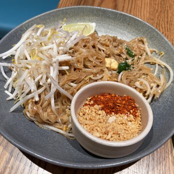Le Lert - Thai Near Me - Toronto, Ontario
