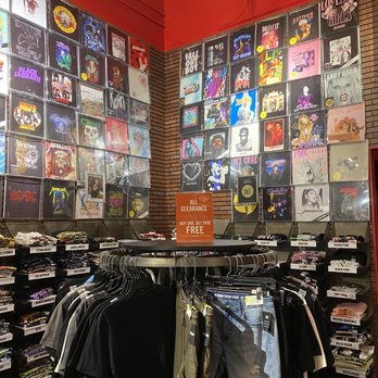 Hot Topic - Women's Clothing Near Me - Eureka, California