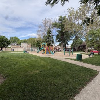 North Clyde Park - Children's playground with benches and rest area - Parks Near Me - Cicero, Illinois