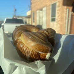 Slanging Dough Bakery - Vanilla knot