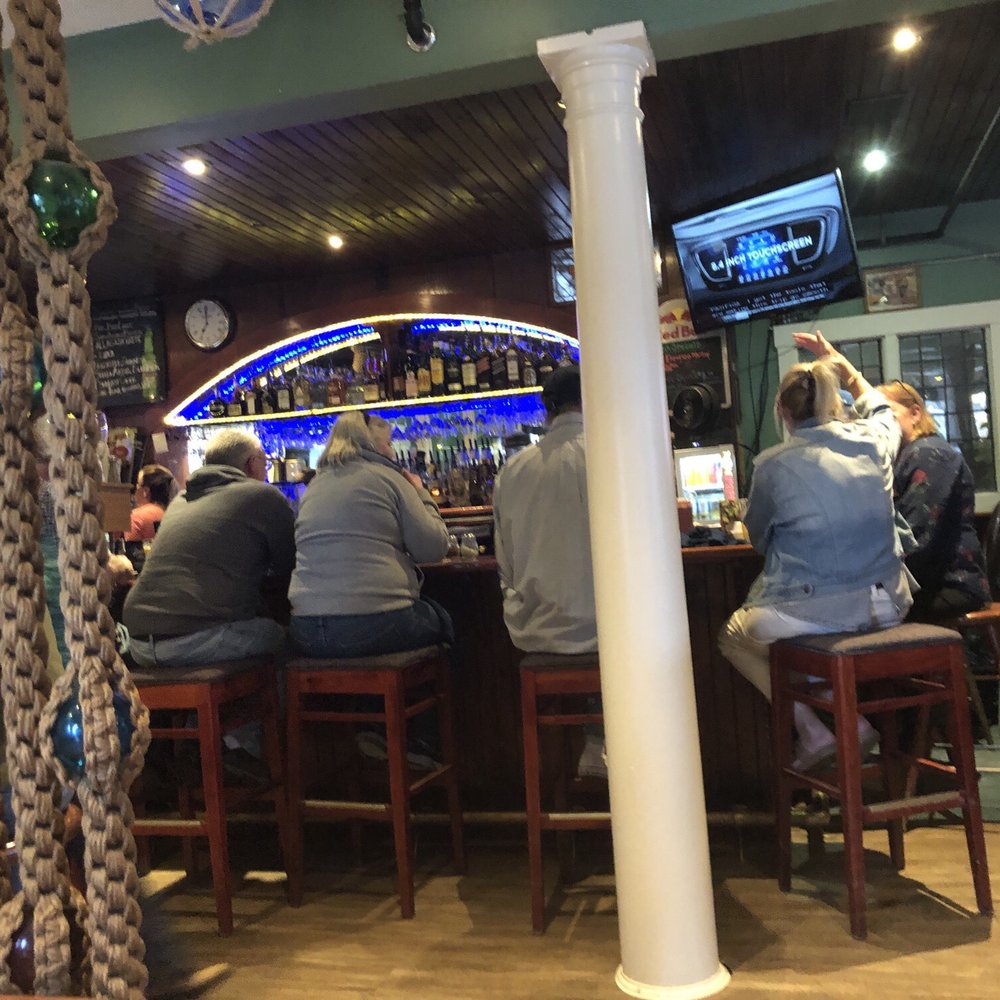 Cuzzy's - The bar with locals. - Pizza Near Me - Camden, Maine