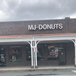 M J  Donuts - Store front