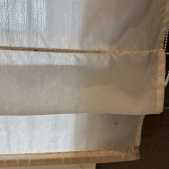 Hôtel West-End - Molds on curtain in bathroom. - Hotels Near Me - Nice, 06 Hôtel West-End - Molds on curtain in bathroom. - Hotels Near Me - Nice, 06