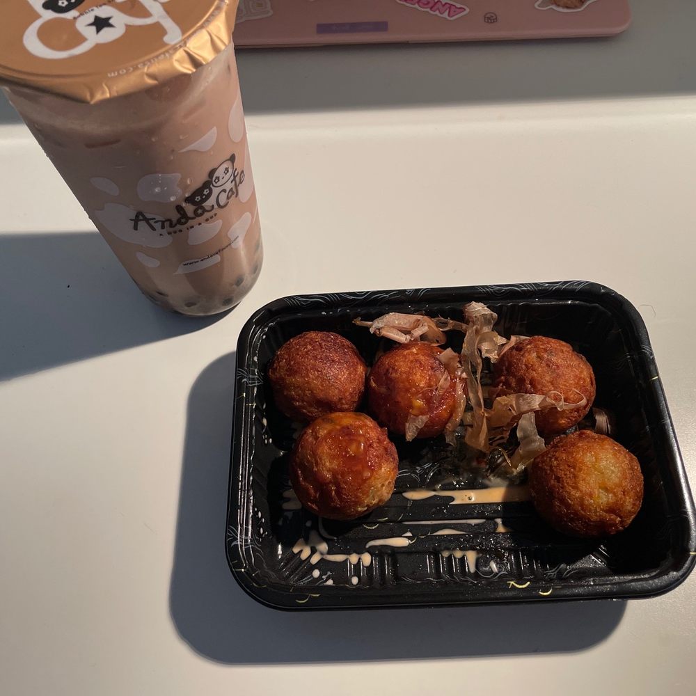 Anda Cafe - large oreo bubble milk tea and takoyaki - Bubble Tea Near Me - Flushing, New York