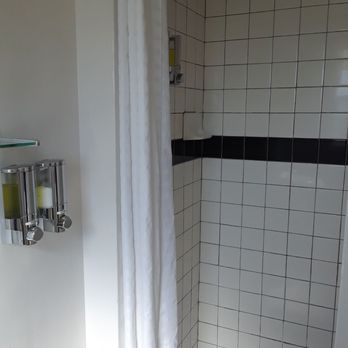 Silver Maple Inn  - Telephone booth shower - Hotels Near Me - Bridgeport, California