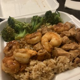 Chicken & shrimp combination platter with only broccoli.