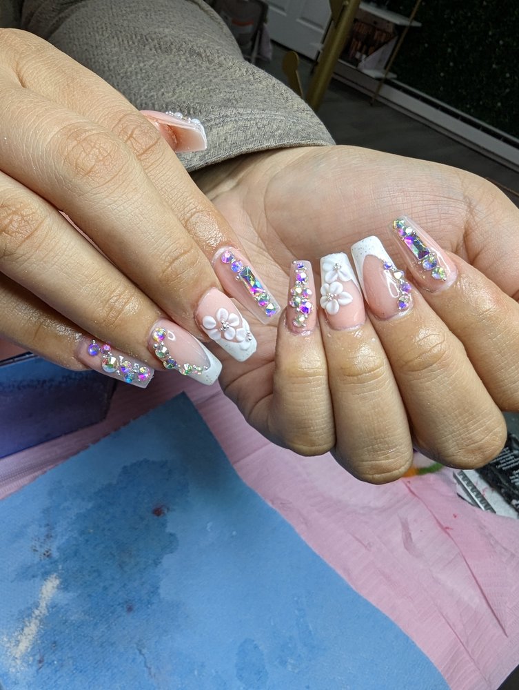 Mana Hu Beauty Salon Logo