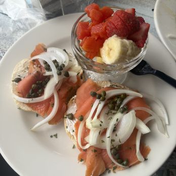 Piu Bello - Bagel with salmon, cream cheese and fruits - Puerto Rican Near Me - San Juan, Puerto Rico