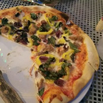 Ken Stewart's Tre Belle - Get the Deluxe pizza,very tasty - Italian Near Me - Bath, Ohio