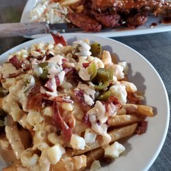 Piper Arms Pub - Mac and cheese poutine