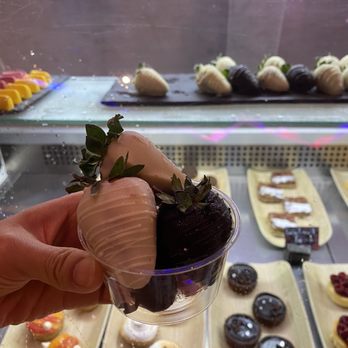 Pasteles - Desserts Near Me - Cancún, AGU