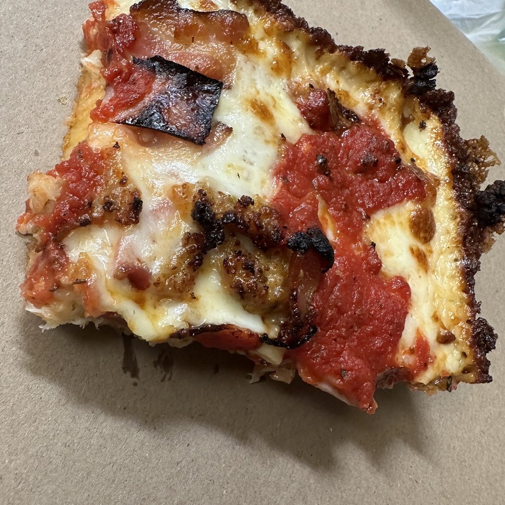 Fuji & Vi's - Pizza, crusty, cheese char, pepperoni, biggio, crispy - Pizza Near Me - Pasadena, California