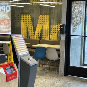 McDonald's - Small dining room - Fast Food Near Me - Frackville, Pennsylvania